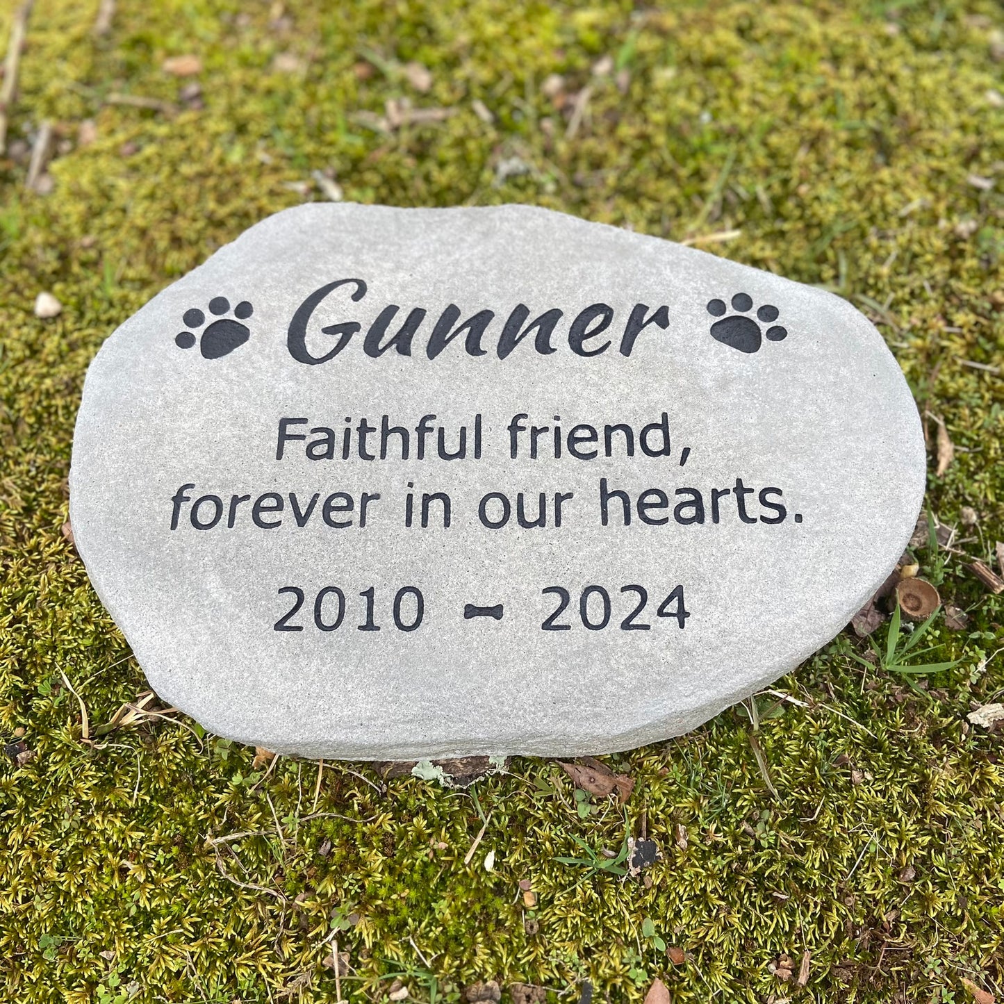 Custom Pet Memorial Stone – Personalized Grave Marker for Dog, Cat or Any Pet – Outdoor Headstone with Name and Dates